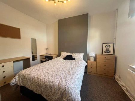 Spacious Bedroom House, LN1 - Photo 2