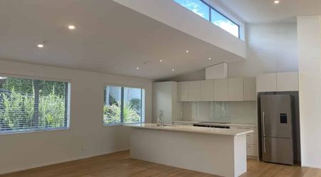 Modern Family Home - Photo 3