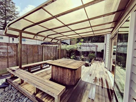 Large modern home, double grammar, motorway access - Photo 4
