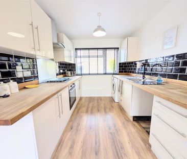 4 bedroom end of terrace house to rent - Photo 4