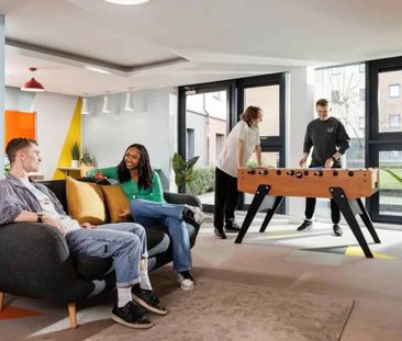 Large Standard Double Ensuite: Three Bed Flat - Photo 1