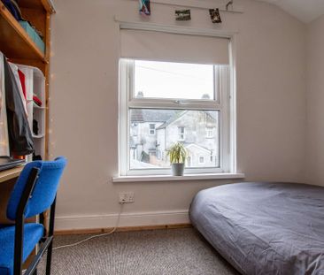Large extension to kitchen/lounge with landscaped rear garden - Photo 4