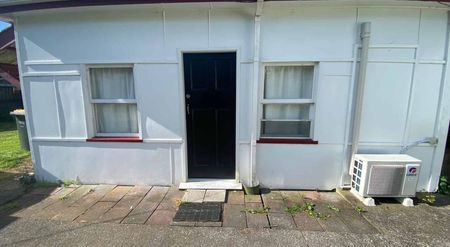 Henderson, Studio - Photo 3