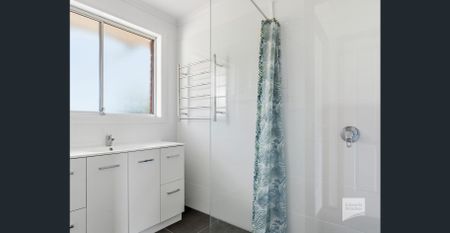 Family home with garage - Photo 3