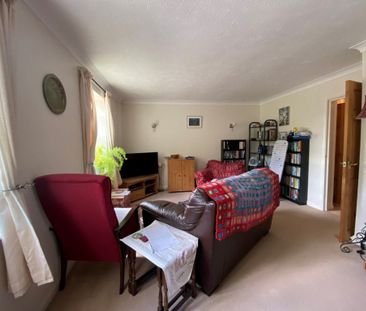 2 Bedroom Flat / Apartment - Pound Road, Aldershot - Photo 2