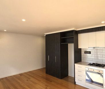 SPACIOUS RENOVATED 2 BEDROOM WITH BALCONY - Photo 3