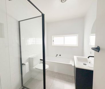 LIGHT FILLED 3 BEDROOM HOME! - Photo 2