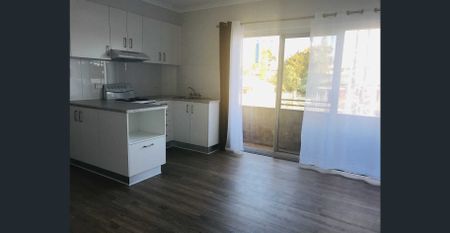 In The Heart Of Town - Photo 3