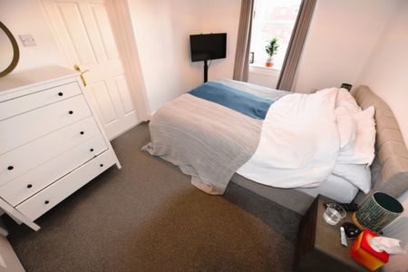 2 bedroom Flat in Flat 4, Leeds - Photo 3