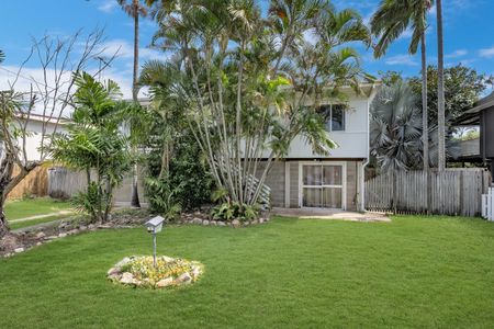 Charming Queenslander Family Home in a Quiet Street - Photo 2