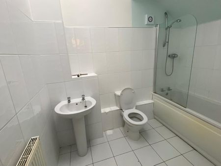 3 bedroom flat to rent - Photo 4