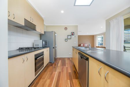 Family-Friendly Home with Solar Panels in an ideal location *Available 28/10/2025 - Photo 4