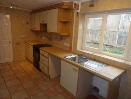 4 bedroom end of terrace house to rent - Photo 2
