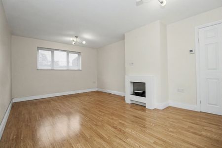 Oakfields, Stevenage, Hertfordshire - Photo 2