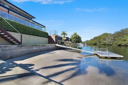 Stunning Waterfront Family Home in Broadbeach Waters! - Photo 4