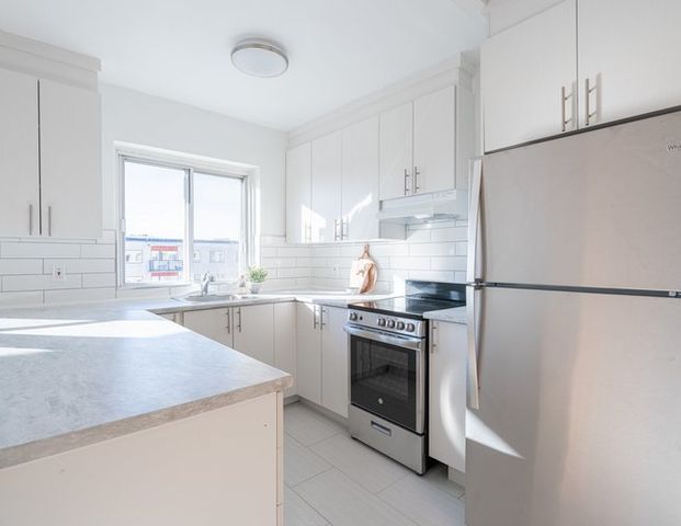 Villa Topaze | 390 Boulevard Cote Vertu Ouest, Montreal - Photo 1