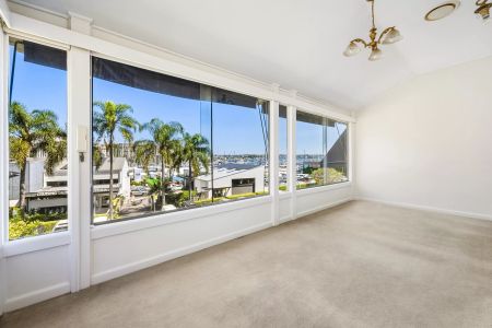 HARBOURSIDE 2 BEDROOM APARTMENT ELEGANCE IN DARLING POINT WITH HARBOUR VIEWS - Photo 4