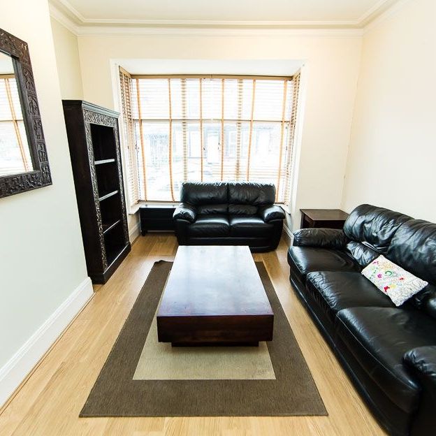 Burchett Grove, Woodhouse, Leeds - Photo 1