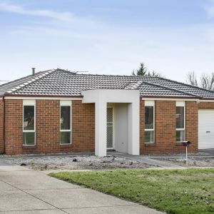 Charming 3 Bedroom Home Just Moments from Werribee Station - Photo 2