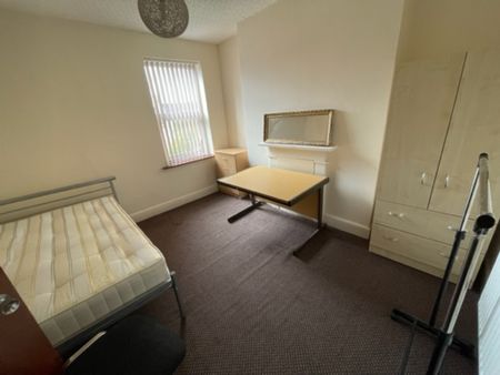 8 Bed Student Accommodation - Photo 5