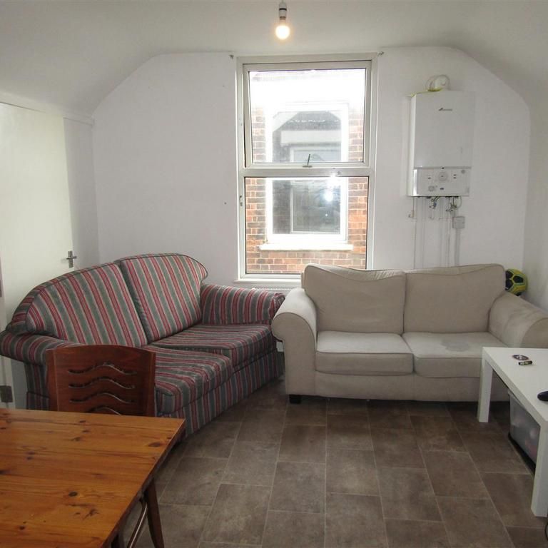 4 bedroom flat to rent - Photo 1