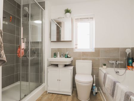 3 bedroom semi-detached to let - Photo 3