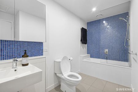 Chic one bedroom apartment with bay views in prime location - Photo 3