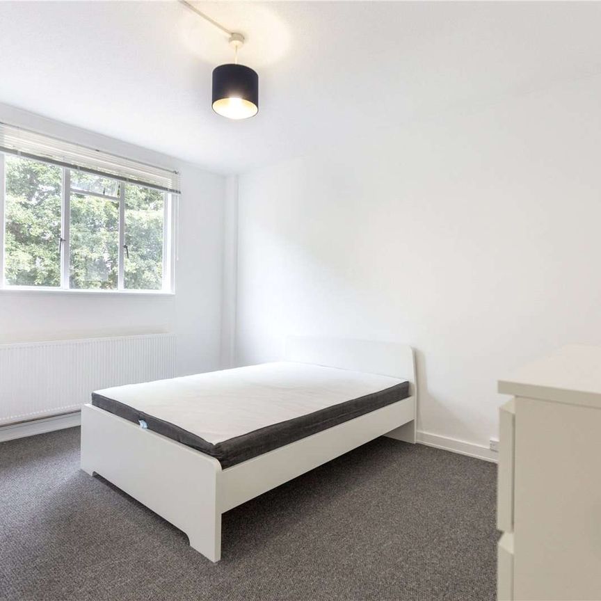 An ideal three bedroom flat located on the second floor of a well-presented building on Nightingale Lane - Photo 1