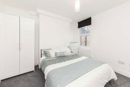 3 bedroom flat to rent - Photo 3
