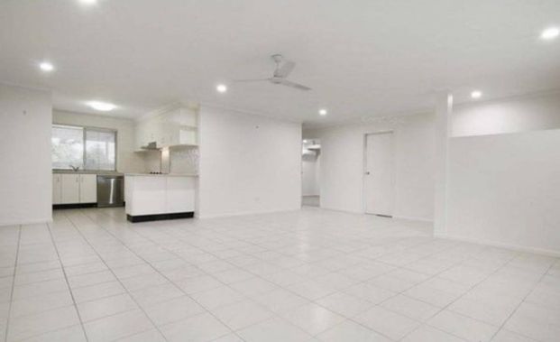 4 BEDROOM FAMILY HOME IN EIMEO - Photo 1