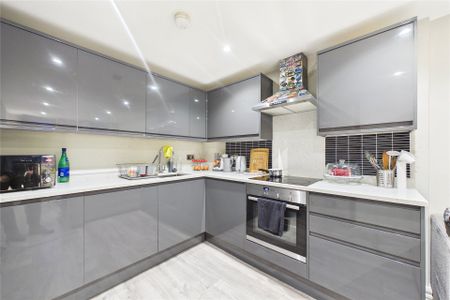 2 bedroom Flat in Bridge Street, Staines-Upon-Thames - Photo 4