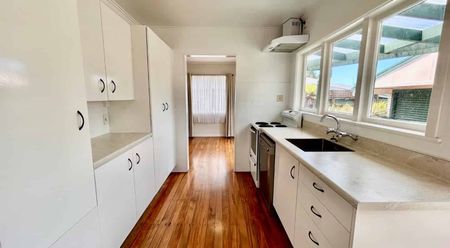 Large three bedroom home - Photo 2