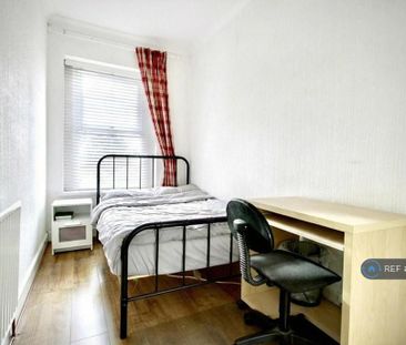 4 bedroom end of terrace house to rent - Photo 3