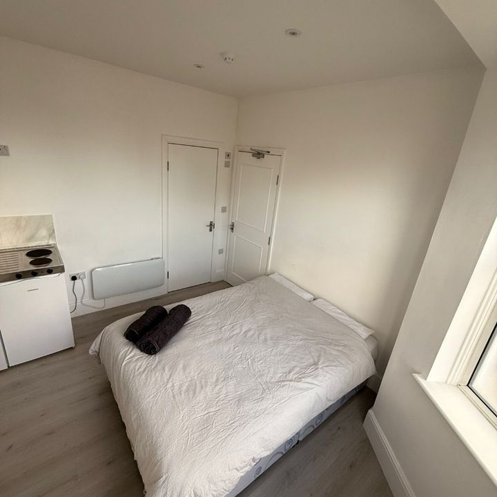 Studio Flat, Colville Road, E11 - Photo 1