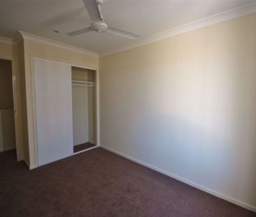 Spacious Townhome + Air Con + Ensuite + Yard!!! - Photo 6