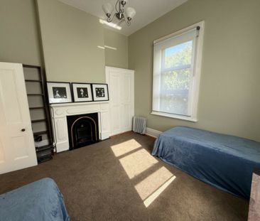 5 Bedroom Home with Sweeping Harbour Views - Photo 4