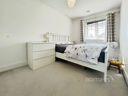 Fleet Road, Farnborough, Hampshire, GU14 - Photo 2