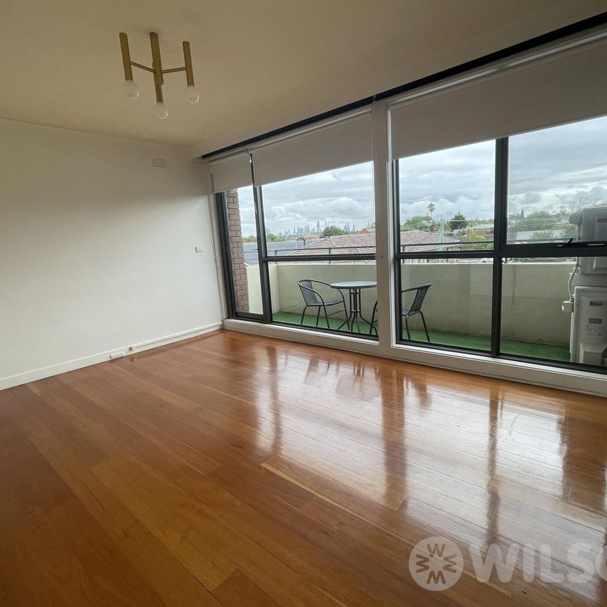 Light-Filled 2 Bedroom Apartment with Lock-Up Garage & Stunning Sunset Views - Photo 1