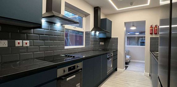 Modern, Bright Rooms with Private En-Suites Room 5 - Photo 2