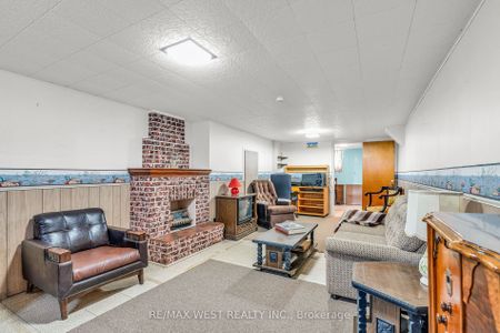 For Lease - 90 Napier Street, Vaughan, Ontario - Photo 4