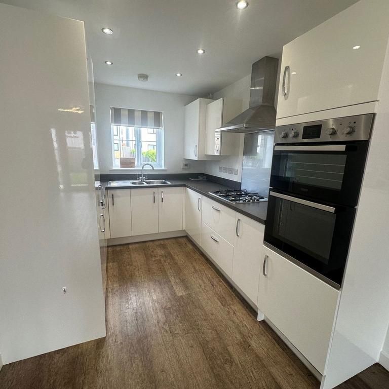 3 bedroom semi-detached house to rent - Photo 1