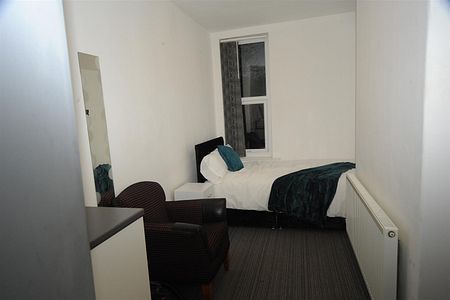 United Kingdom, 23-25 The Crescent, TS5 6SG, Middlesbrough - Photo 4