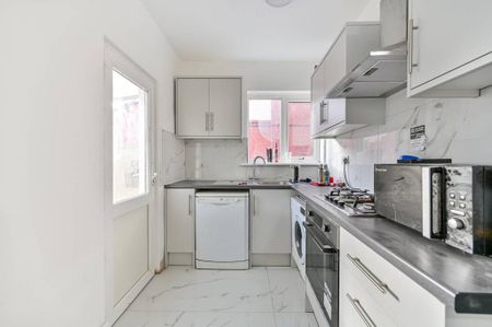 3 bedroom semi-detached house to rent - Photo 4