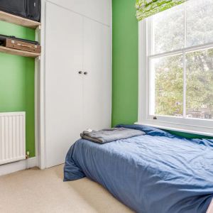 2 bedroom flat in London - Photo 2