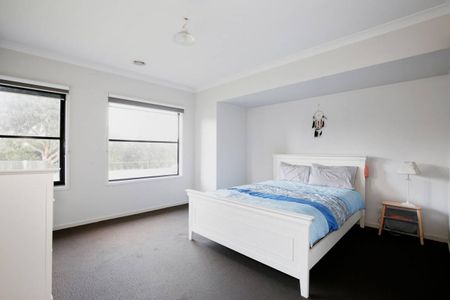 Three Bedroom Family Home - Photo 2