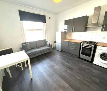 Flat to rent on - Photo 2