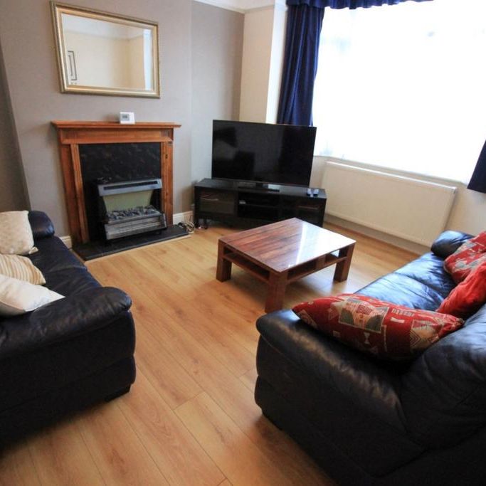 4 bedroom end of terrace house to rent - Photo 1