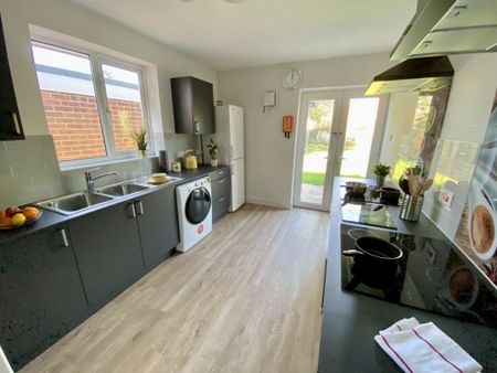 8 Westfields Drive- 50 week ContractLoughborough - Photo 3