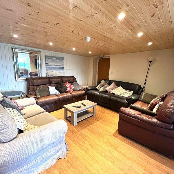 8 bedroom detached house to rent - Photo 1