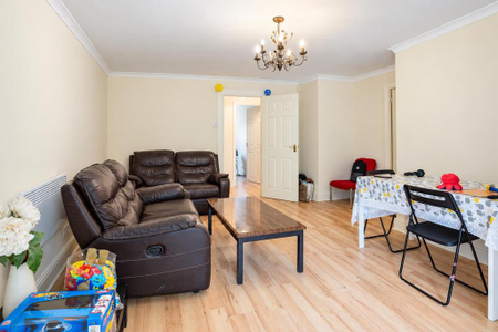 2 bedroom flat to rent - Photo 2